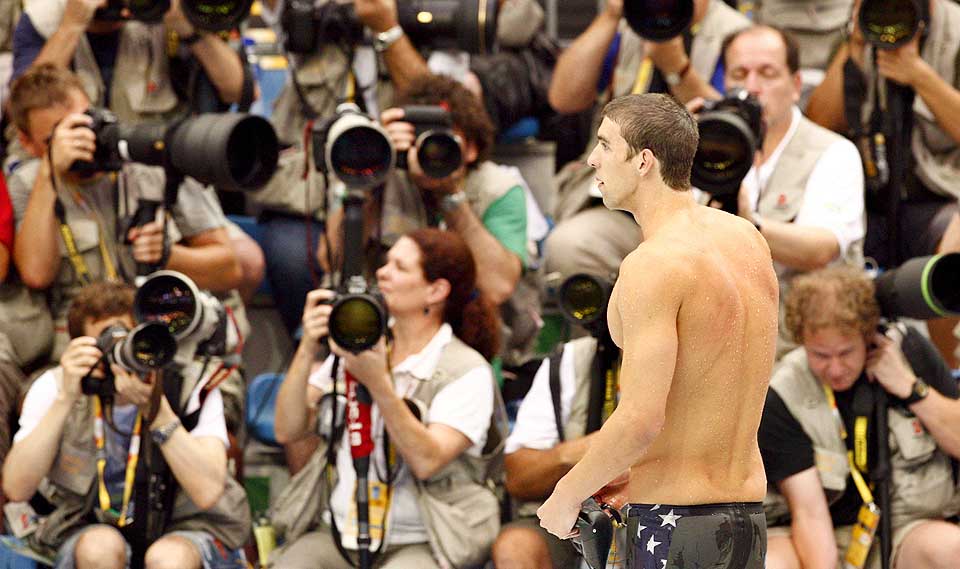DET AVGJ�RENDE GULLET: F�rst sikret Michael Phelps tittelen som tidenes olympier ved � fosse inn til gull og verdensrekord p� 200 meter butterfly.
