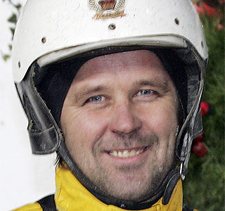 STALLMANN FÅR SJANSEN: Trener og sjef Per Oleg Midtfjeld overlater sulkysetet til stallmann Tore Bjørn Diskerud bak Dagbladets V65-banker Thor. - UntitledX1_1218626302_1218626319