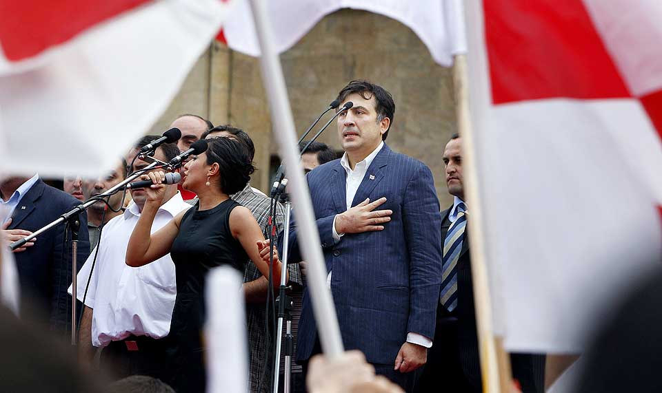 Rundt ti tusen mennesker hadde m�tt opp p� parlamentsplassen i Tbilisi, der Georgias president Mikhail Saakasjvili talte til folket i g�r.