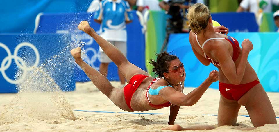 OFRET ALT I SANDEN: Nila H�kedal og Ingrid T�rlen var fulle av sand etter kampen. De kjempet hardt for hver eneste ball.