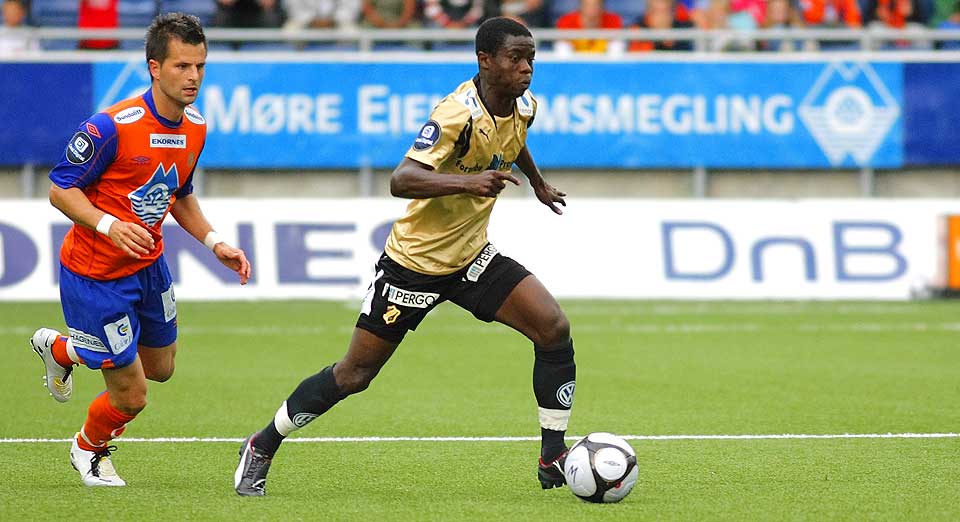 LA INN BUD:Spanske Racing Santander la i natt inn bud p� Anthony Annan (foran). Blackburn ser ut til � ha backet ut i kampen om underskriften til spilleren.