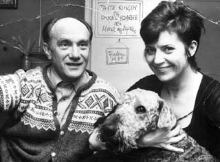 Nytt familieportrett: Espen og Mona sammen med en ny god venn, hunden Petter, i 1974.