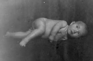 Tidlig kr�kes: �ret er 1924 og Espen er hos fotograf for f�rste gang, bare ett �r gammel.