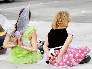  SIT DOWN:  Disney-ledelsen synes ikke Minni og Tingeling var snille piker i g�r.