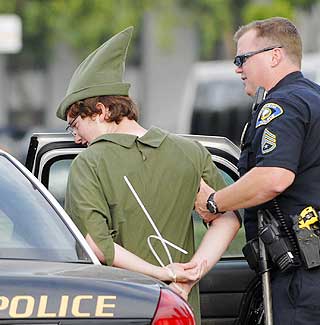  PETER PAN I TR�BBEL:  Politiet tar med Peter Pan etter l�nnsdemonstrasjonen og trafikkblokkaden utenfor Disneyland.