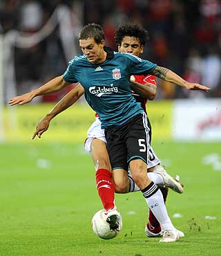 ENDELIG TILBAKE: Daniel Agger mistet hele fjor�rssesongen, men n� er dansken p� plass igjen i de bakre rekker hos Liverpool.