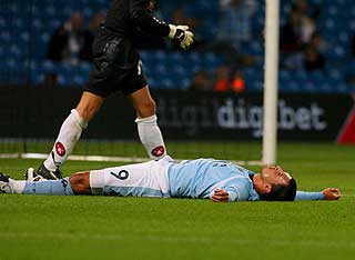 SP�R EN T�FF SESONG FOR SINE EGNE: Tor S�nsteby i Manchester Citys supporterklubb tipper sitt eget lag helt nede p� 16. plass. Det s� i hvert fall ikke lovende ut da de tapte 0-1 mot Midtjylland torsdag.