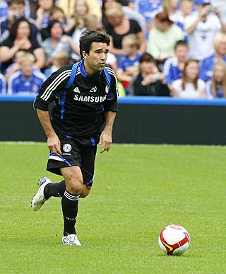 EN SCOLARI-FAVORITT: Chelseas norske supporterklubb er meget godt forn�yd med kj�pet av Deco.