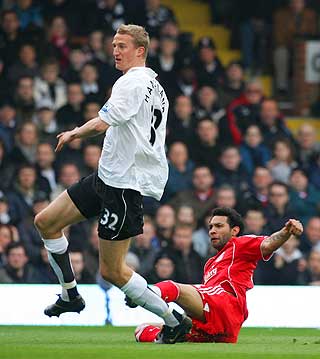 BREDE ER GOD, MEN..: Han trenger en god makker, mener de norske Fulham-supporterne.