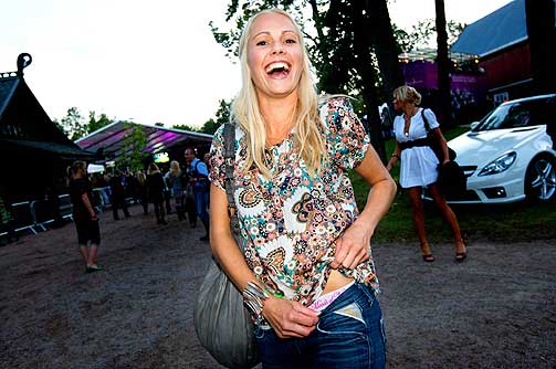 SE P� TRUSA: Venke Knutson hadde valgt solidarisk undert�y for anledningen, og viste fram Moods of Norway-logoen p� trusa da hun ankom motevisningen fredag kveld.