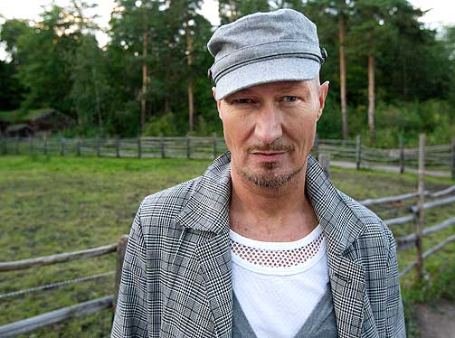 IKKE KONKURRENT: Kjell Nordstr�m, ogs� kjent som designeren Baron von Bulldog, hevder at han ikke ser p� seg selv som noen konkurrent til Moods of Norway. - Nei, det nye n� er jo � samarbeide. Jeg er deres st�rste fan!