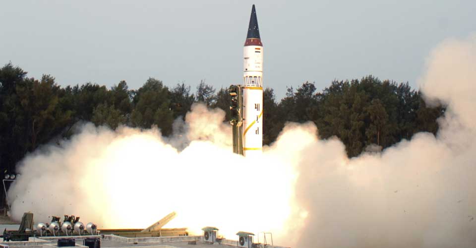 UTSKYTNING: Dette bildet er av en Pakistansk rakett under en pr�veskytning.