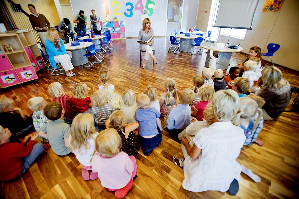 BARNEBOKAKSJON: Norske barnehager skal finansiere barneb�ker p� Madagaskar. M�rtha Louise st�tter UNICEF-aksjonen og bes�kte Reddiken barnehage i Lommedalen.