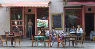 AVSLAPPET: Det er ikke mye pertentlig med denne fasaden. Ei heller med restauranten i seg selv.