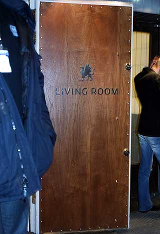 VAR HER: Steffen Iversen og flere andre fotballspillere var p� utestedet Living Room i Oslo s�ndag kveld.