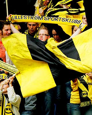 KANARIFANSEN: De gule supporterne st�tter klubben i dens avgj�relse.
