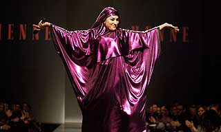 HUMOR: Humor har vært et viktig virkemiddel for Rehman i prosessen med boka. Her er hun konfransier under Oslo Fashion Week i 2007.