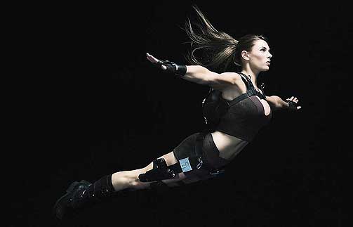 AKROBATISK: Her er den nye Lara Croft-modellen Alison Carroll i fri utfoldelse.