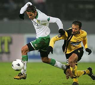 P� VEI: Midtbanespilleren Erkan Zengin skal v�re n�r en overgang til FFK. Her i kamp med Khaled Mouhelhi i Royal League.