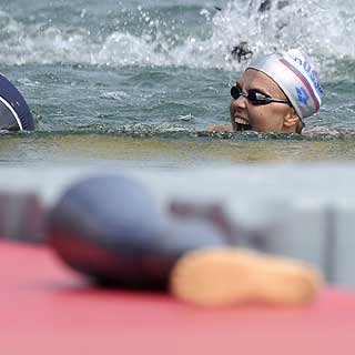 IMPONERT OG INSPIRERT: Den russiske vinneren Larisa Ilsjenko, her med Natalie Du Toits protese i forgrunnen, ville gjerne ha delt ut en egen medalje til sin s�rafrikanske konkurrent.