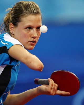 DELTAR OGS�: Den polske bordtennisspilleren Natalia Partyka har amputert h�yrearma under albuen.