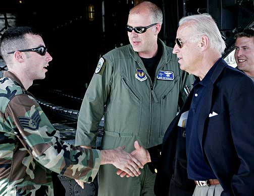 RESPEKT: S� seint som sist helg var det Joe Biden som ble spurt av den georgiske presidenten Mikhail Saakasjvili om � komme til landet for � diskutere Kaukasus-krisen. For eksempel McCain fikk ingen slik foresp�rsel