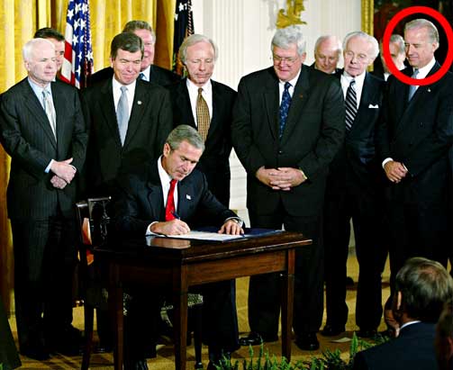 P� LINJE MED BUSH: Biden (t.h.) var blant senatorene som sto ved Bushs side da et stort kongressflertall ga en forh�ndsgodkjenning for bruk av milit�r makt i Irak. Det kan komme til � plage visepresidentkandidaten n�.