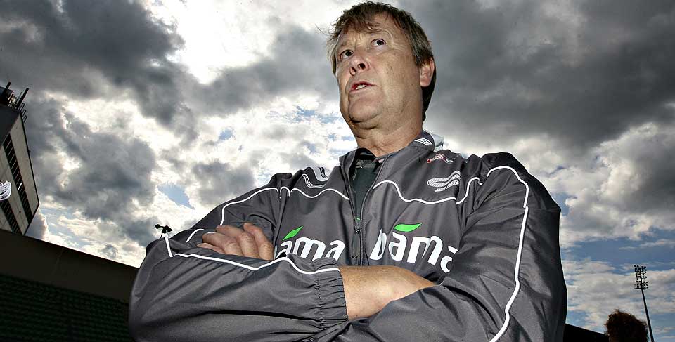 VIL HA RELASJONER: Landslagssjef �ge Hareide trekker frem viktigheten av � ha spillere som spiller sammen til daglig, p� landslaget.