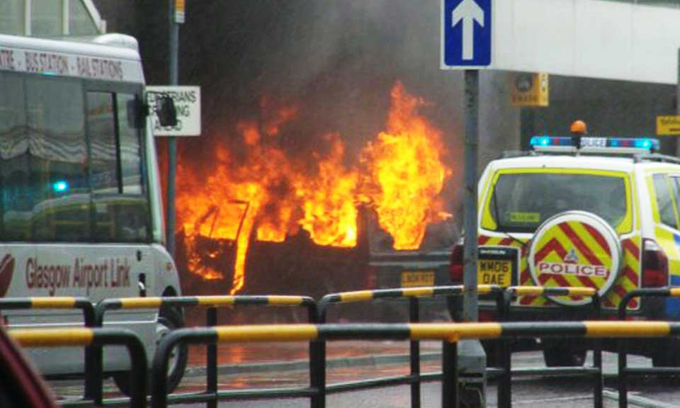 MISLYKKET ANGREP: Eieren av bilen som braste inn i Glasgow internasjonale flyplass i fjor sommer, er en britisk muslimsk lege med irakisk bakgrunn. Han passer imidlertid d�rlig inn i bildet av den typiske terroristen som kommer fram i MI5s hemmelige rapport.
