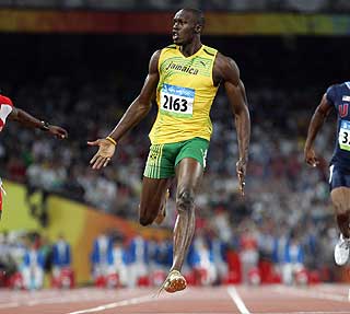 SATTE VERDENSREKORD: Usain Bolt vant 200-meter, og brukte ikke mye tid p� � gratulere rivalene etter l�pet. I stedet danset han til reggea-musikken p� h�yttaleranlegget.