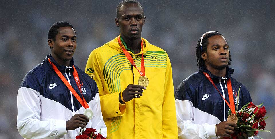 TOK S�LV: Shaun Crawford (t.v) tok s�lv p� 200-meter, og forsvarer rivalens m�te � feire p�. Amerikaneren unner Bolt � feire litt storfint.