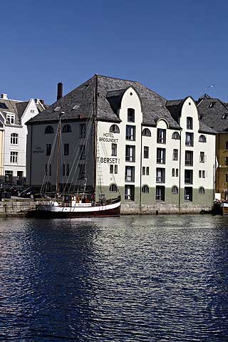 POSTKORT: B�tene utenfor hotellet ser ut som de er plassert der av dyktige stylister, men er selvf�lgelig helt ekte. Brosundet har jugendstil utenp� og interi�r signert Sn�hetta inni.