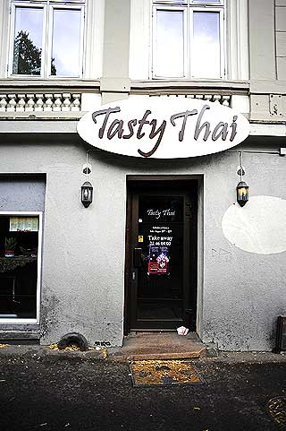 ALKONEKT: Det var �take away� folk sto i k� for. Ingen alkohol serveres i lokalene til Tasty Thai.