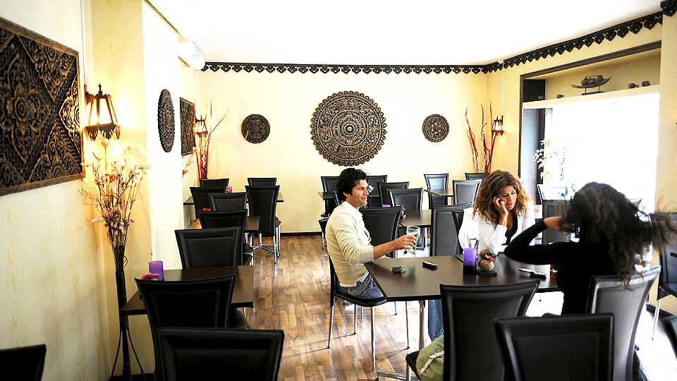 SMAKFULLT: Men det var verken fullt eller fulle folk p� Tasty Thai.