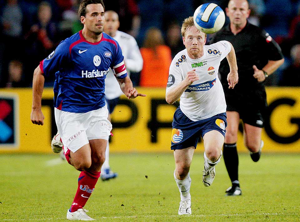 SLAKTER S�LEN: Martin Andresen (t.v.) hadde lite til overs for dommer Kjetil S�lens (i bakgrunnen) avgj�relse om � d�mme straffespark mot V�lerenga i �pningsminuttene mot Str�msgodset. Gjestenes Fredrik Winsnes deler ikke Andresens syn.