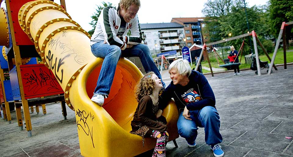 PAPPA M�TTE JOBBE: Pappaen til Mina Helene B�rresen Strandheim (5) er vanligvis flink til � sette i gang aktiviteter med dattera, men i g�r kveld m�tte han jobbe. Dermed stilte onkel Sigurd Kristoffersen og tante Tone Strandheim opp og tok henne med i Sofienbergparken i Oslo. - TVen blir nok brukt mer som barnevakt n� enn da vi var sm�. Men det er jo viktig at barna f�r v�re aktive og leke ute ogs�, sier Strandheim.