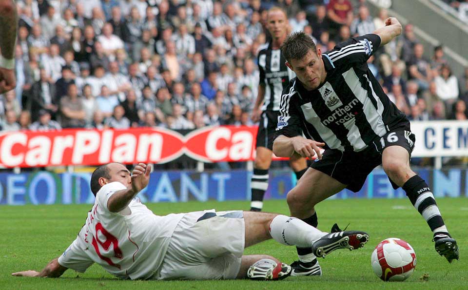 UTSL�TT OG VIDERE: Gavin McCann (t.v.) og Bolton er ute av ligacupen etter tap mot Northampton. James Milner og Newcastle m�tte p� sin side ha ekstraomganger mot Coventry.