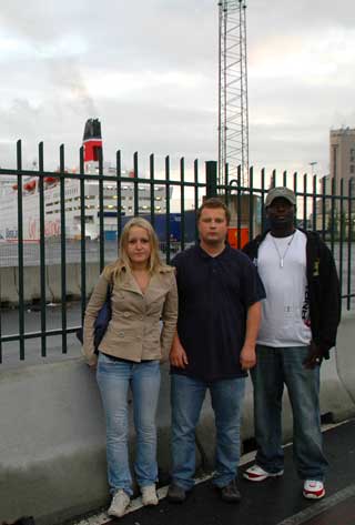 RASISME? Da Ole Kristian Vidhammer (i midten) dro med Stena Line for noen uker siden, ble han ikke spurt om han hadde med ekstra klesskift. Vennene utelukker ikke at hendelsen kan skyldes rasisme.
