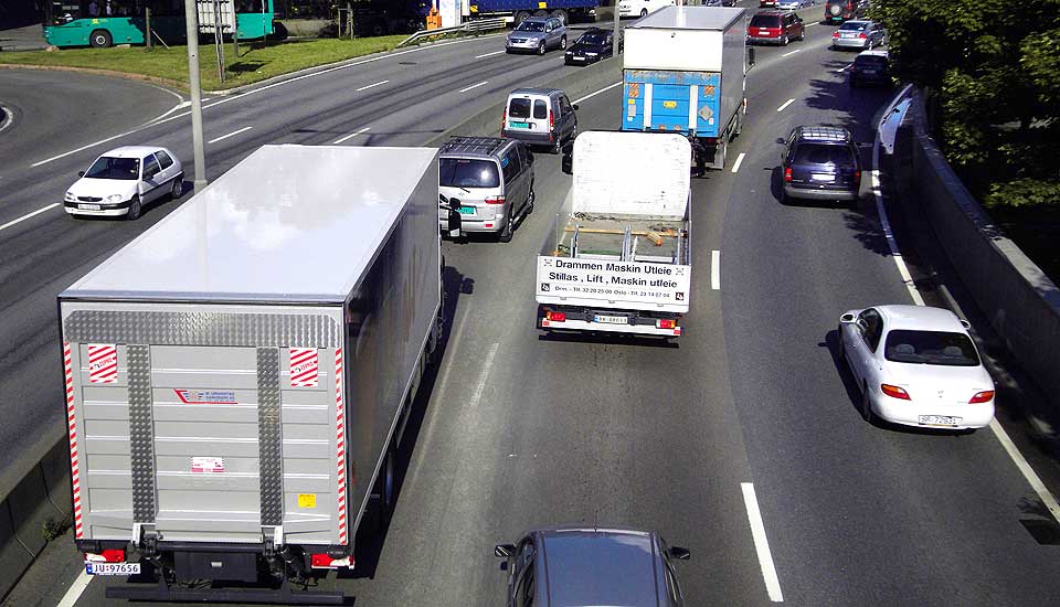 SAMFERDSEL: Prosjektfinansiering innen transportsektoren vil sikre en raskere utbygging av flere n�dvendige prosjekter. Politikerne m� vedta en langtidsplan for transport som er b�de ambisi�s og konkret, krever LO-leder Roar Fl�then.