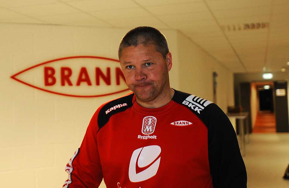 PRESSET: Lokalavisene krever Mons Ivar Mjeldes avgang i Brann. Etter g�rsdagens Champions League-exit har Brann lite annet enn �ren � spille for resten av sesongen.