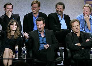 SELVBIOGRAFISK? Sorkins hittil siste tv-serie, �Studio 60 on the Sunset Strip� handlet blant annet om manusforfattere i Hollywood. Her er Sorkin og produsent Thomas Schlamme omringet av seriens skuespillere.