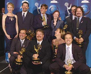 ALLE PRESIDENTENS MENN: Aaron Sorkin (i midten bak) og kolleger p� Emmy-utdelingen i 2001. �Presidenten� vant blant annet beste drama.