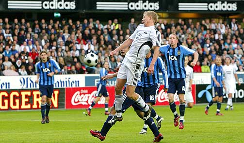 SCORET MED KINNET: Her sender Steffen Iversen Rosenborg i ledelsen.