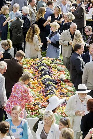 FOR ET FRUKTFAT! Hagens midtpunkt: Et bugnende bord av vekster.