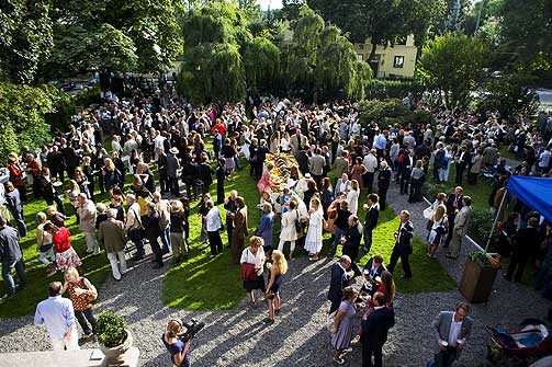 FULLT: Til tross for at langt f�rre var invitert i �r enn tidligere. - Jeg tror alikevel det er 500 fler som har sneket seg inn, sier Unni Lindell.