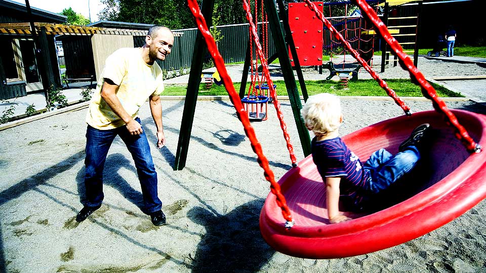 HUSKESTUE: - Politikerne f�r folk til � tro at pedagoger er bedre til � ta vare p� barna dine de f�rste �rene enn du selv er. Det er vanvittig, sier Tveitereid.