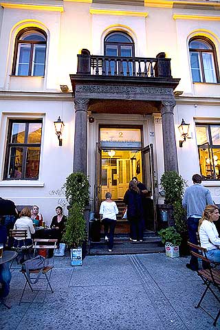 FASTE, LAVE PRISER: Det eneste som trakk ned da Robinson & Fredag bes�kte Ylajali, var en lite smakfull kj�ttrett og en rotete dessert.