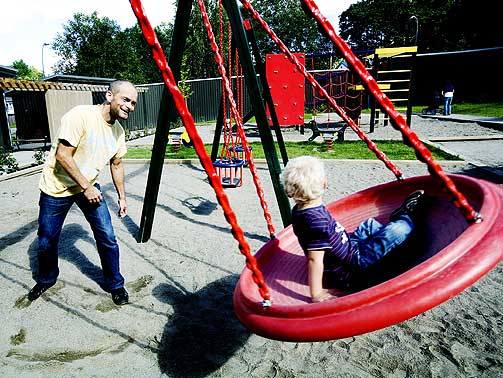 EKSPERIMENT: Mange f�ler at de deltar i et sosialt eksperiment ved � overlate barn som ikke kan g� eller snakke til fremmede som har omsorg for store grupper av barn. Det har de all grunn til, skriver Simen Tveitereid. Vinteren 2005 skrev han innlegget �Hva skal vi med barn?� i Dagbladet. I h�st kommer boka med samme navn ut p� Kagge Forlag.