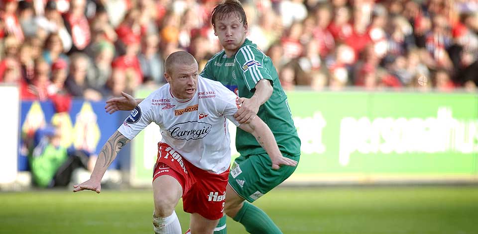FORLENGER:Etter mye fram og tilbake har n� Raymond Kvisvik (foran) skrevet under p� en kontrakt som binder ham til FFK ut 2009-sesongen. Her i duell med Ham-Kams Tommy �ren i innev�rende sesong.