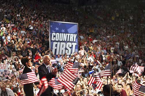 EKSTATISK: John McCain kom knapt til orde da han skulle presentere sin visepresidentkandidat Sarah Palin i Dayton i Ohio i dag.